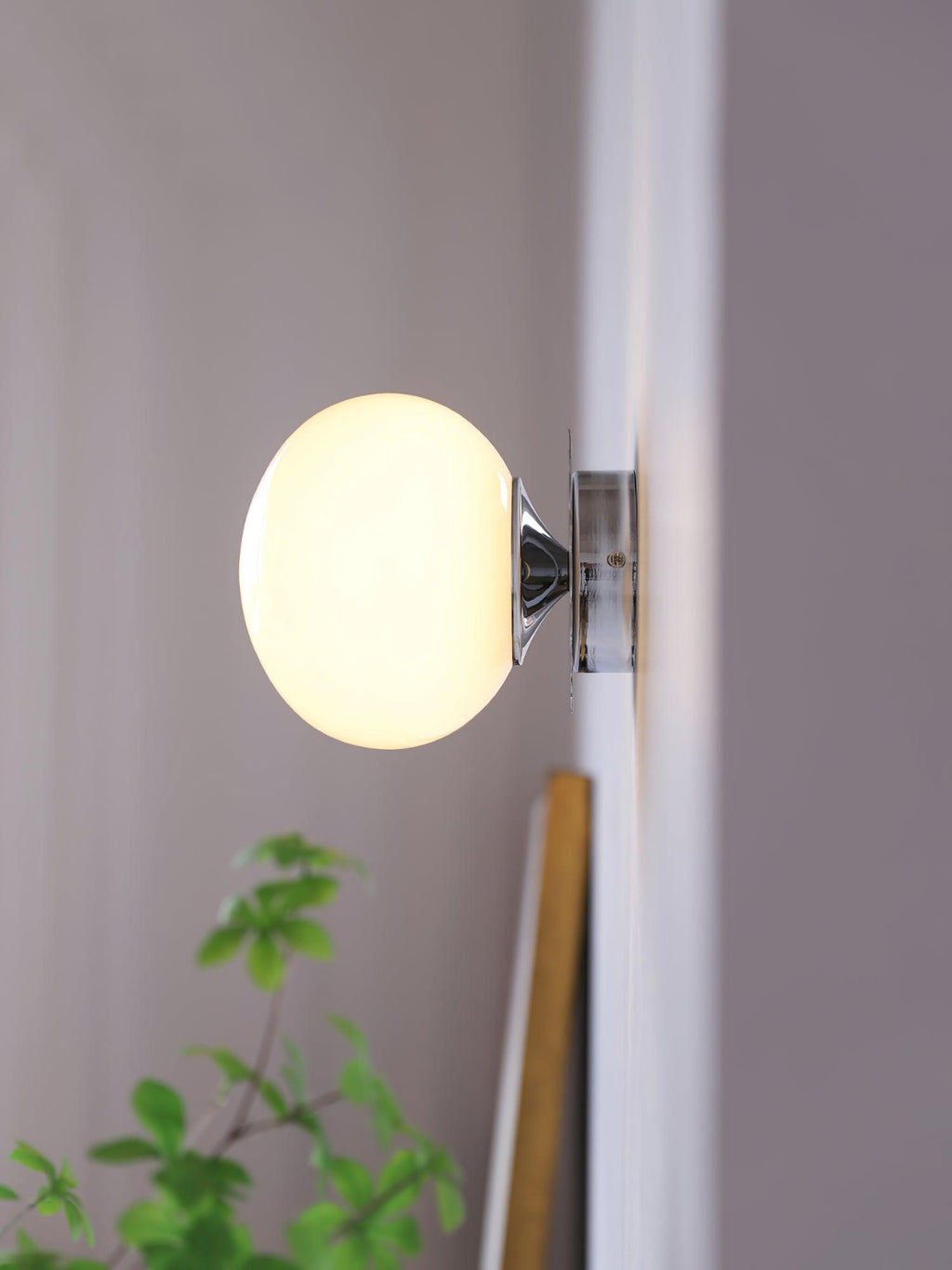 ChicGlow - Elegant Pink Glass Lamp for Stylish Interiors