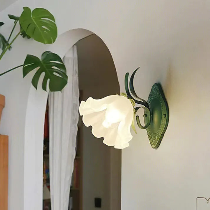 LilyGlow Wall Lamp - Elegant Nature-Inspired Lighting