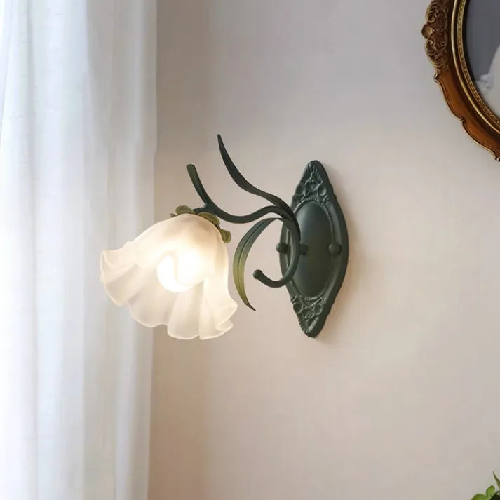 LilyGlow Wall Lamp - Elegant Nature-Inspired Lighting