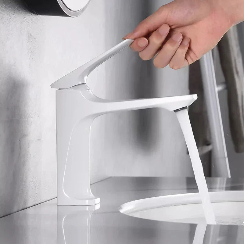 Elegant Bathroom Faucet - Single Handle for Timeless Comfort