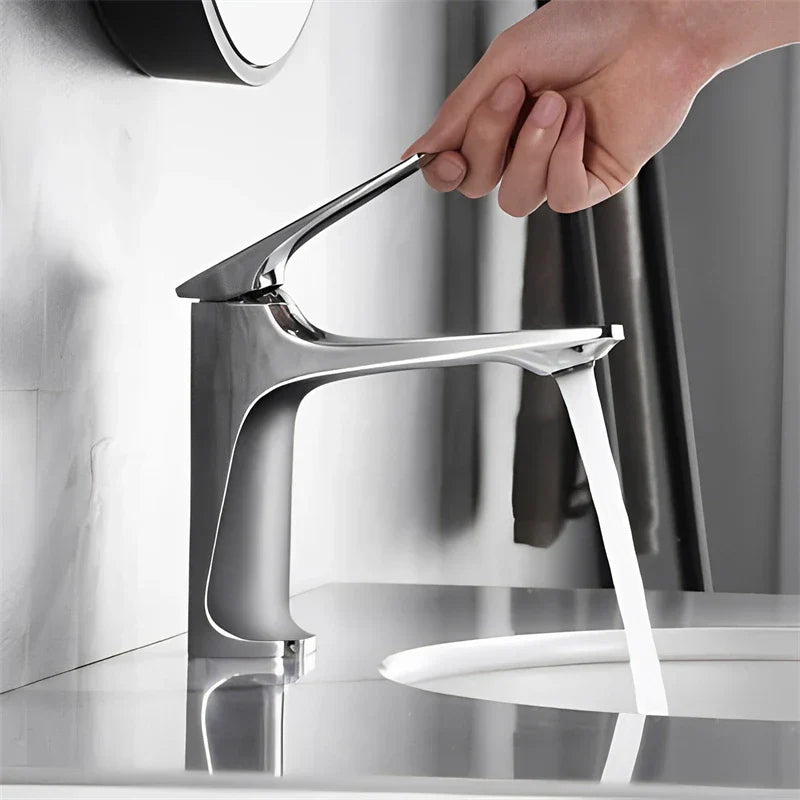 Elegant Bathroom Faucet - Single Handle for Timeless Comfort
