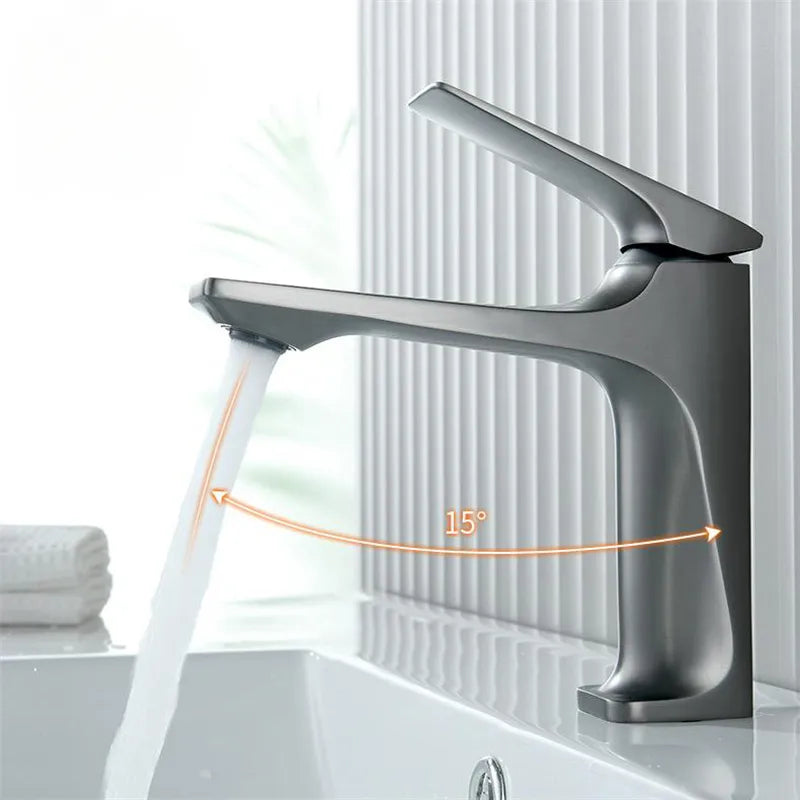 Elegant Bathroom Faucet - Single Handle for Timeless Comfort