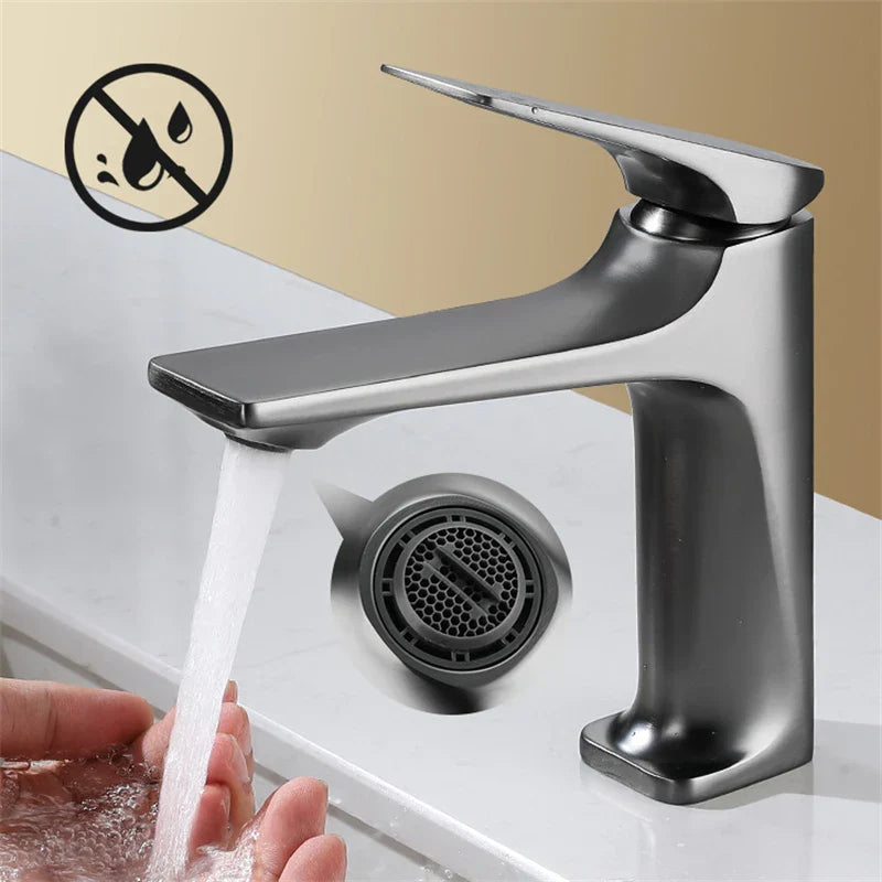 Elegant Bathroom Faucet - Single Handle for Timeless Comfort