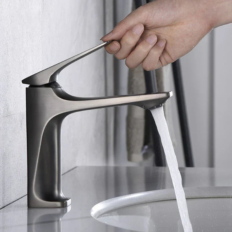 Elegant Bathroom Faucet - Single Handle for Timeless Comfort