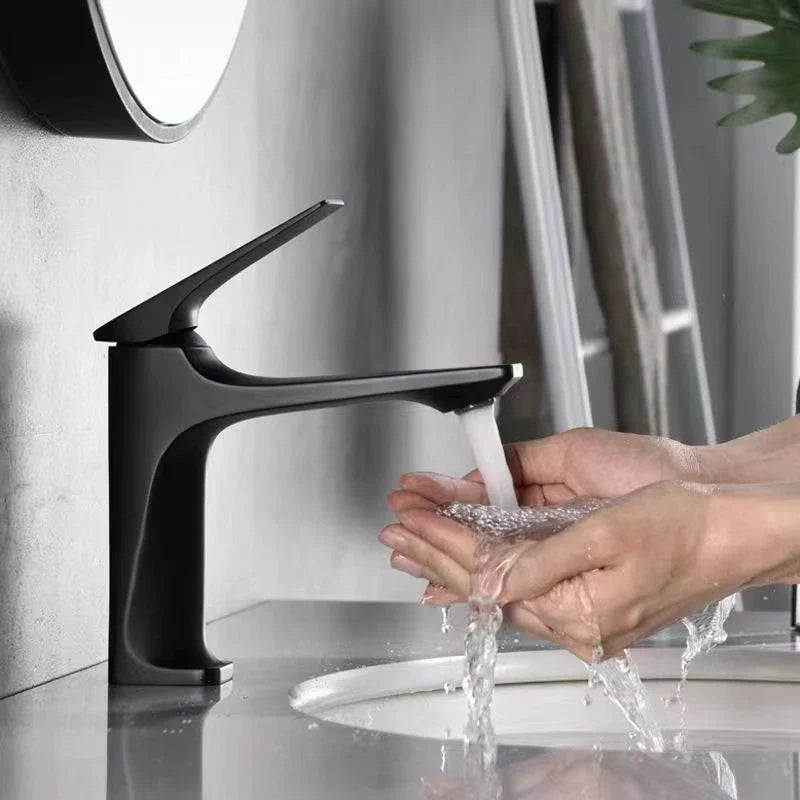 Elegant Bathroom Faucet - Single Handle for Timeless Comfort