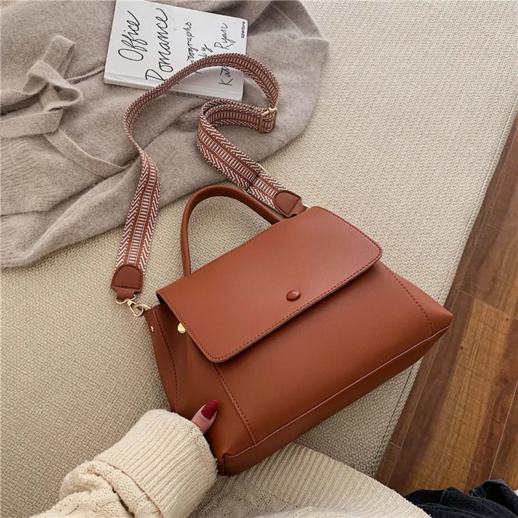 Karen Messenger - Fashionable and Practical Shoulder Bag