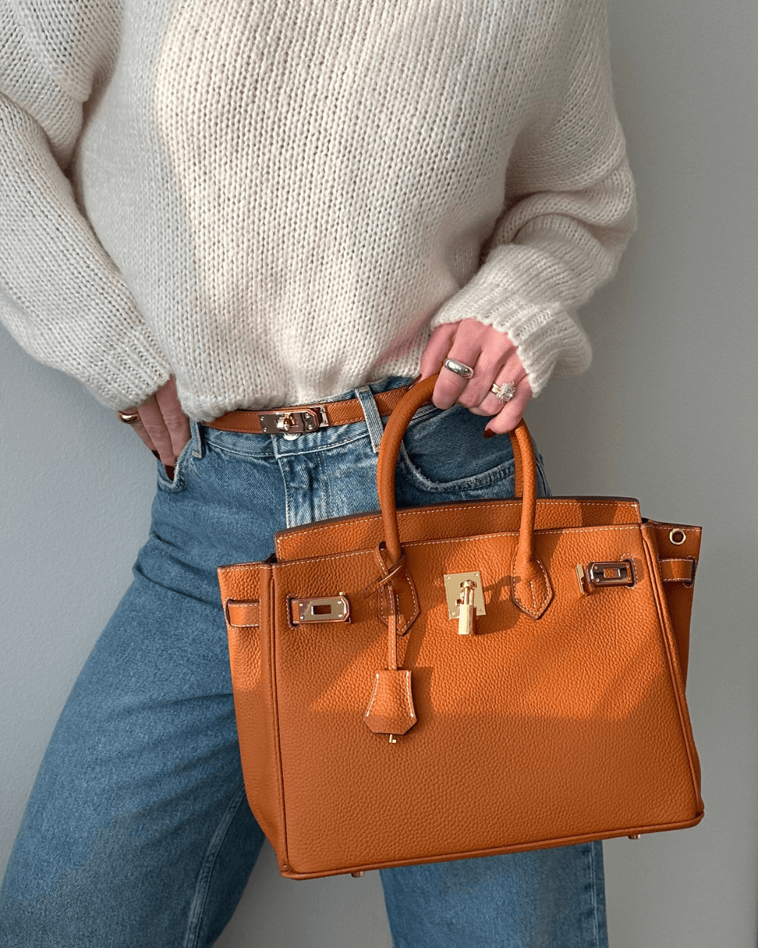 ClassicLeather Bag - Elegant Leather Handbag with Space