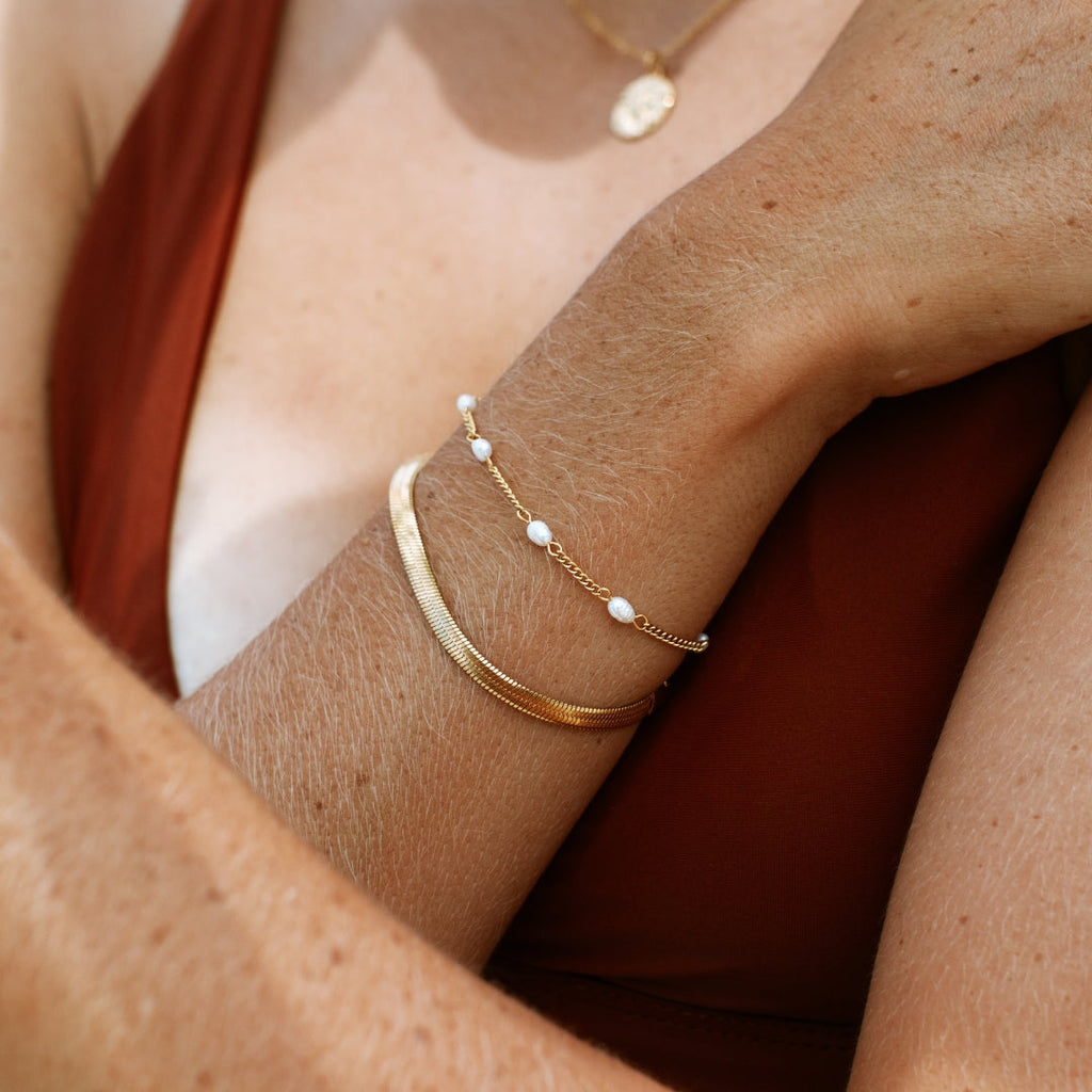 Elegant Amara Bracelet with Radiant Freshwater Pearls