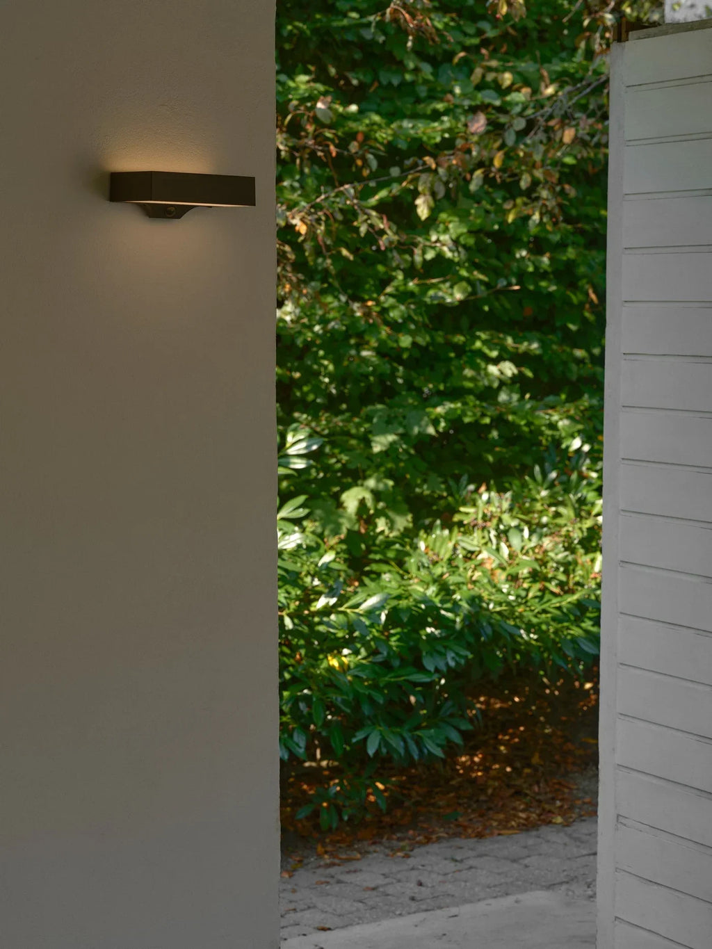 SolarGlow Outdoor Lamp – Wireless LED Wall Light with Sensor