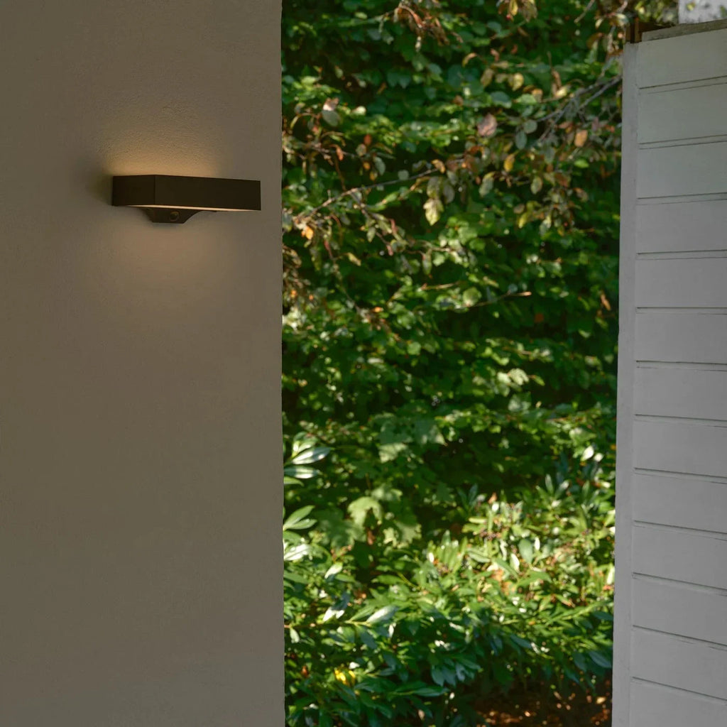 SolarGlow Outdoor Lamp – Wireless LED Wall Light with Sensor