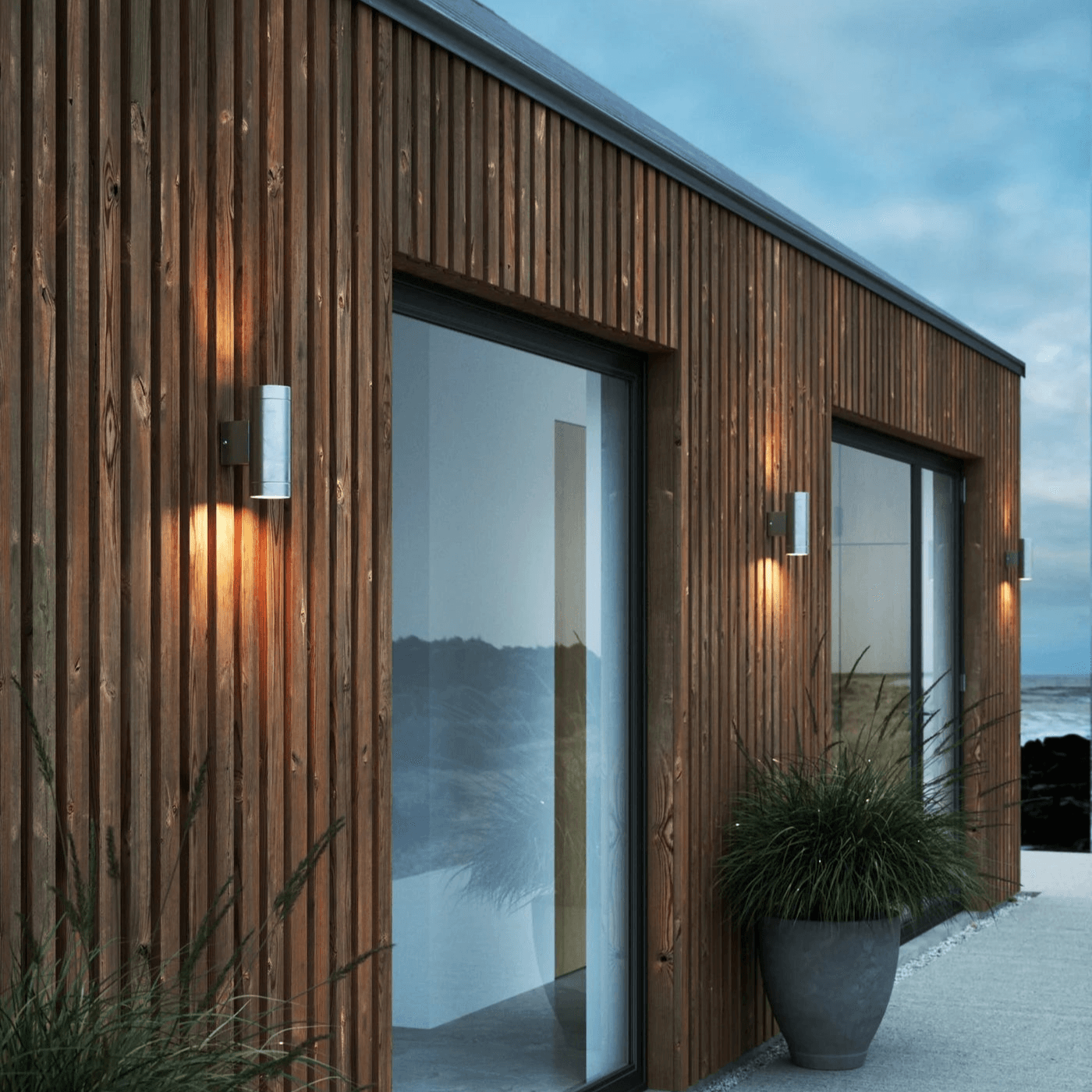 UrbanGlow Light – Sleek Silver Up-Down Outdoor Lamp