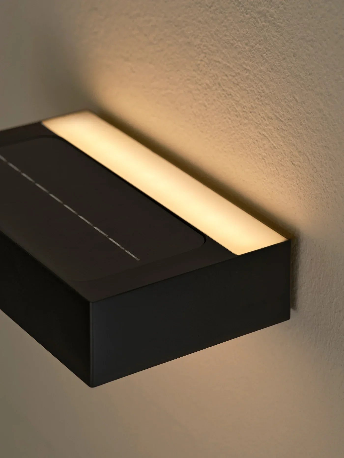 SolarGlow Outdoor Lamp – Wireless LED Wall Light with Sensor