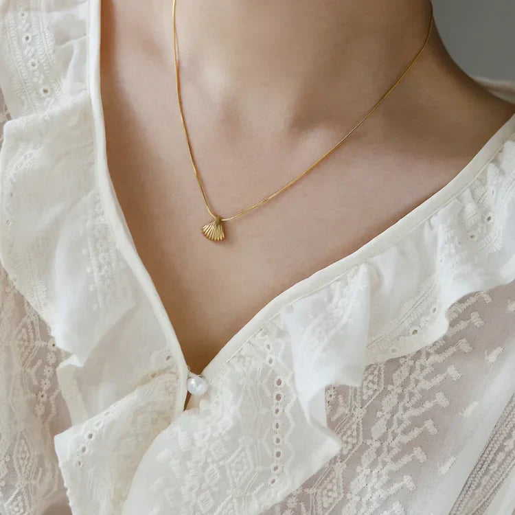 Elegant Lilac Flower Necklace with Golden Scallop Shell