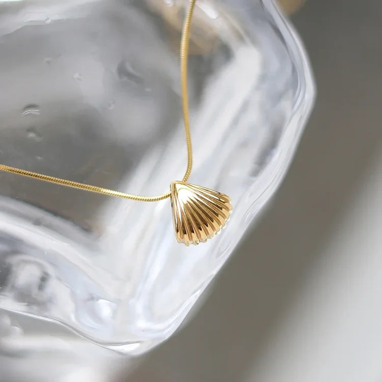 Elegant Lilac Flower Necklace with Golden Scallop Shell