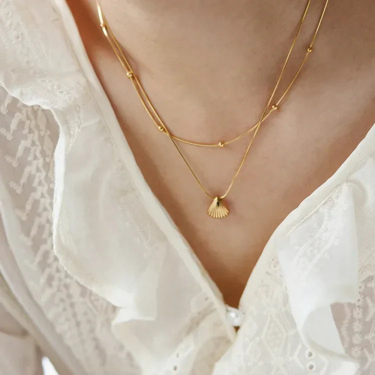 Elegant Lilac Flower Necklace with Golden Scallop Shell