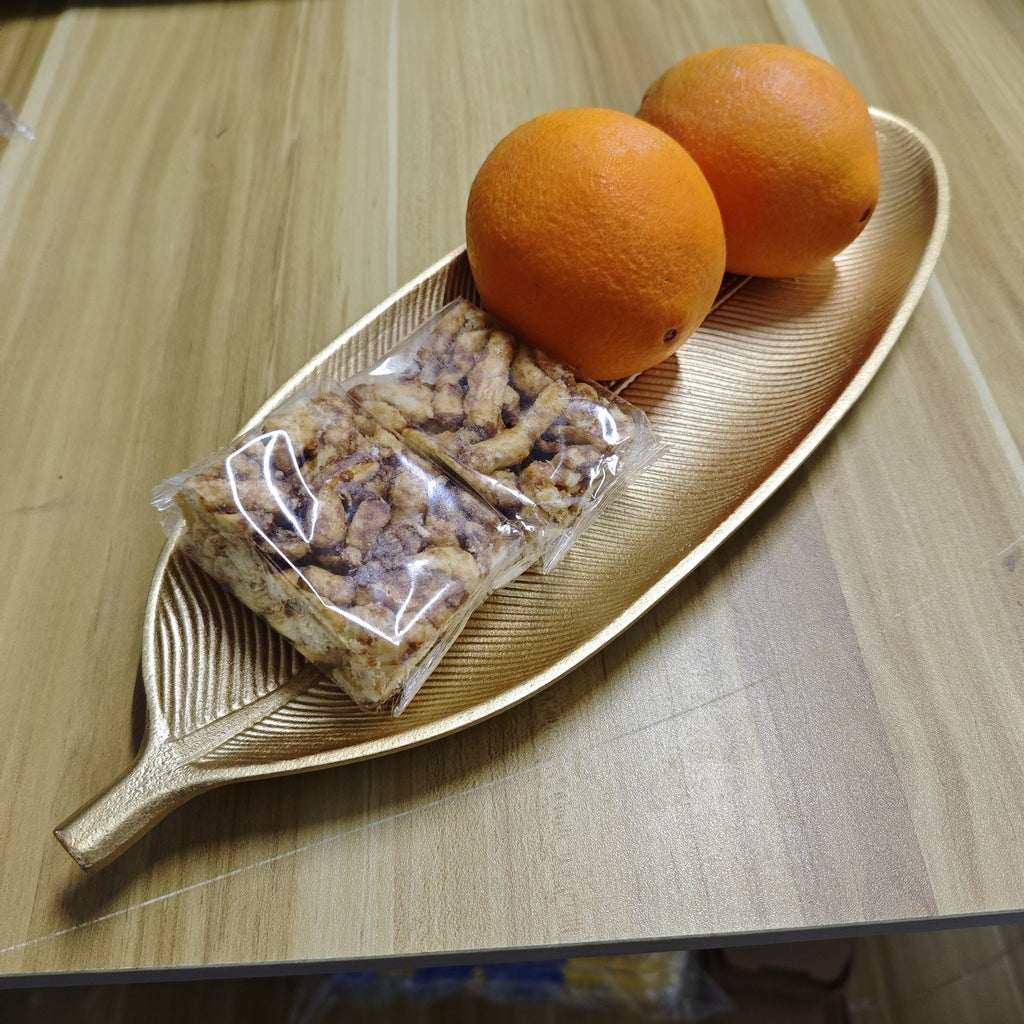 LeafWood – Elegant Leaf-Shaped Wooden Tray