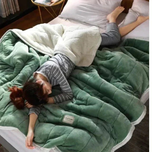 Finley - Luxurious Velvety Fleece Blanket for Warm Evenings