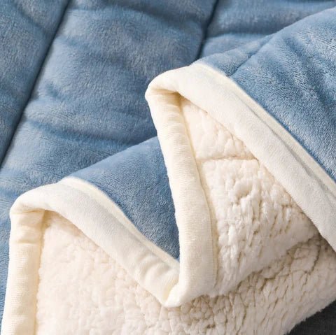 Finley - Luxurious Velvety Fleece Blanket for Warm Evenings