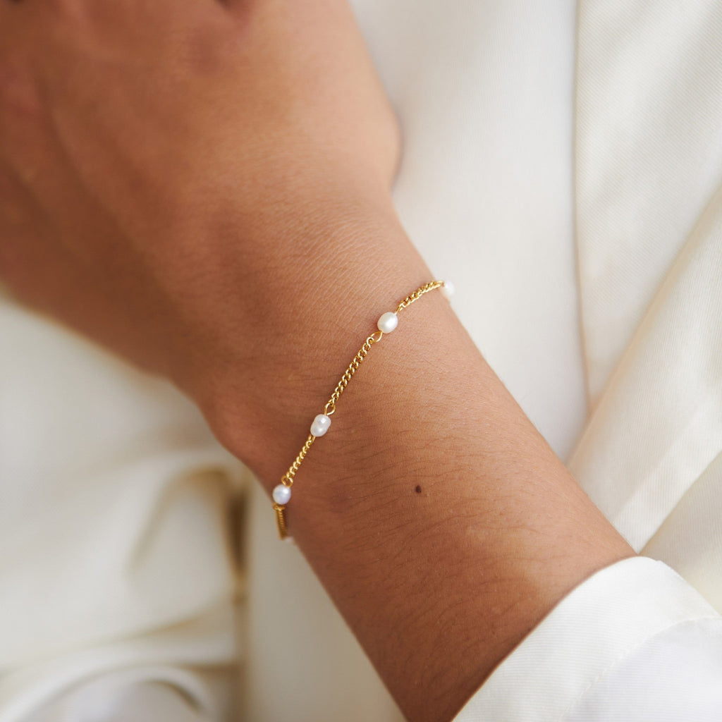 Elegant Amara Bracelet with Radiant Freshwater Pearls
