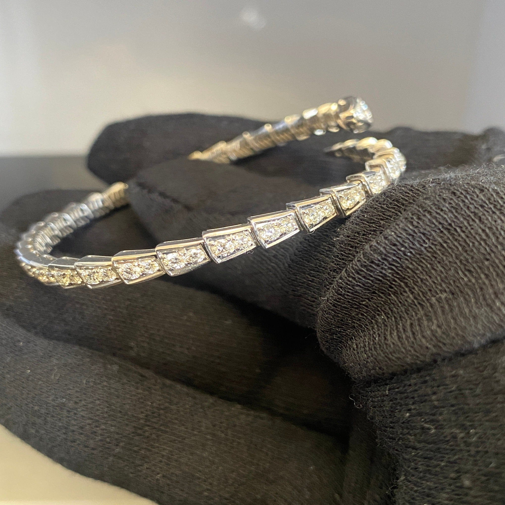 Eternity Band – Luxury Snake Bracelet with Shiny Finish