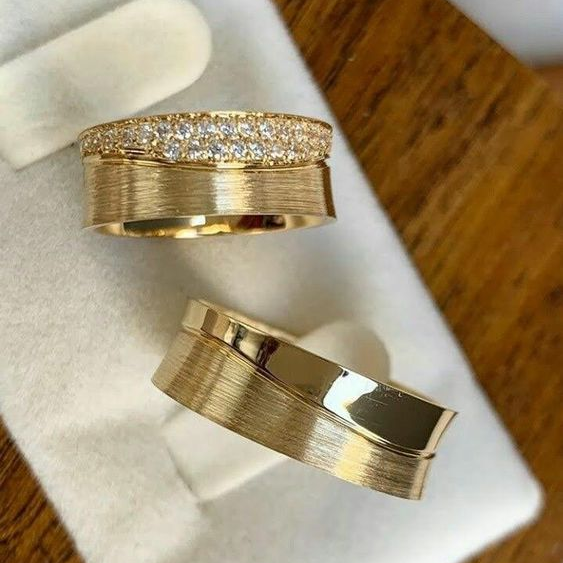 Radiant Vintage Gold Ring with Sparkling Glitter - Leona