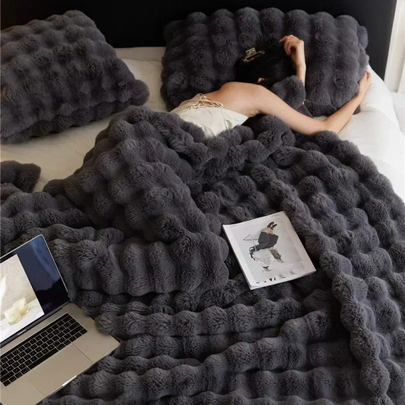 LuxeFluffy – Stylish Faux Fur Winter Blanket for Comfort