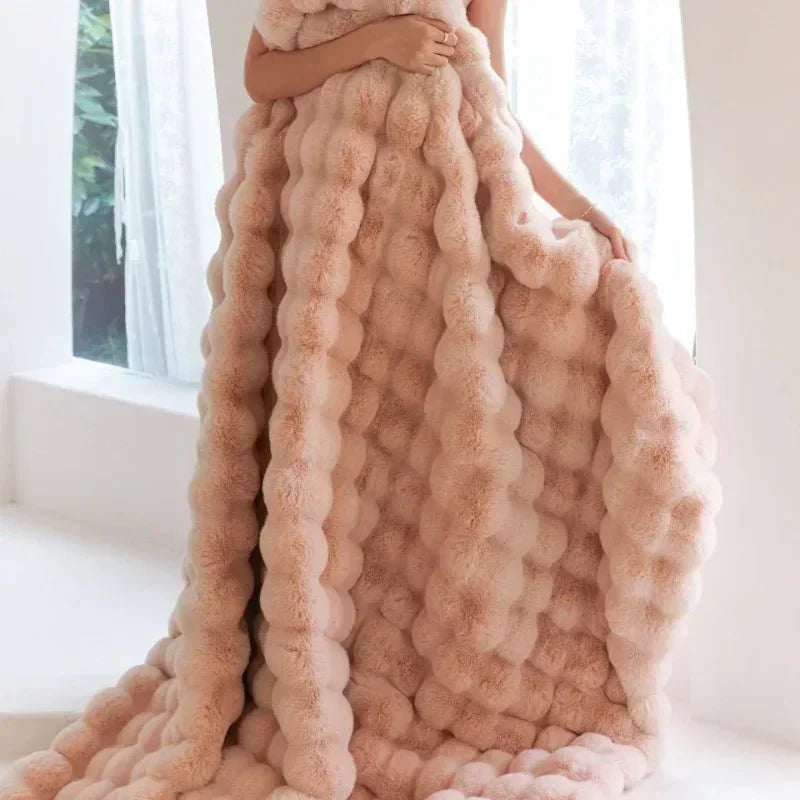 LuxeFluffy – Stylish Faux Fur Winter Blanket for Comfort