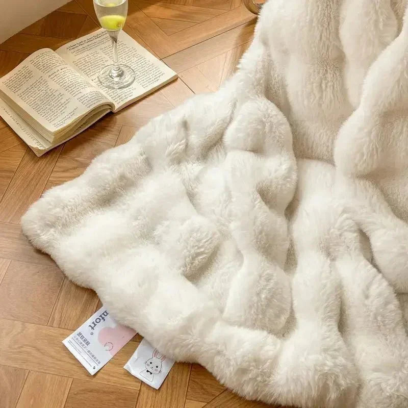 LuxeFluffy – Stylish Faux Fur Winter Blanket for Comfort