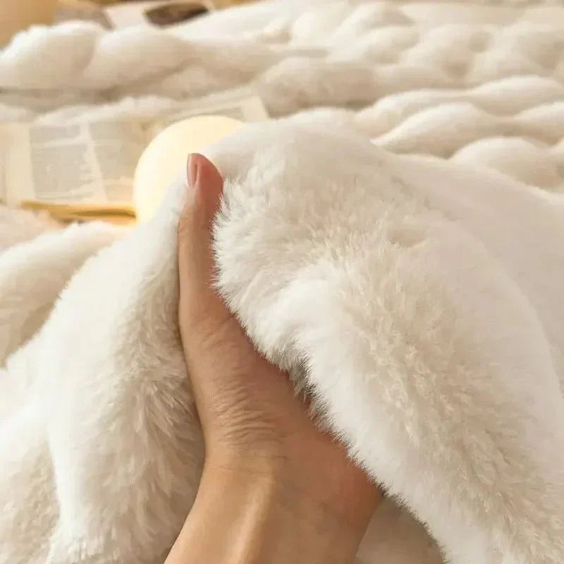 LuxeFluffy – Stylish Faux Fur Winter Blanket for Comfort