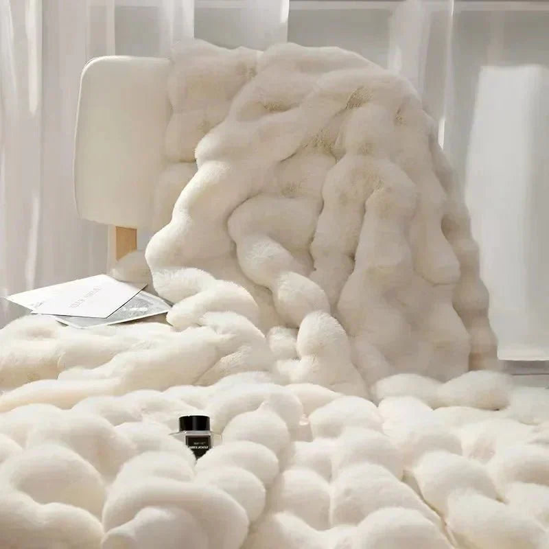 LuxeFluffy – Stylish Faux Fur Winter Blanket for Comfort