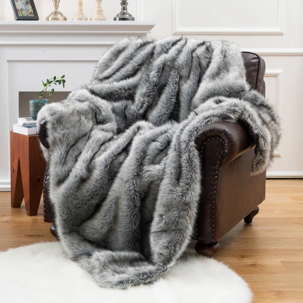 FauxFur Bliss – Luxurious Synthetic Fur Blanket for Extra Comfort