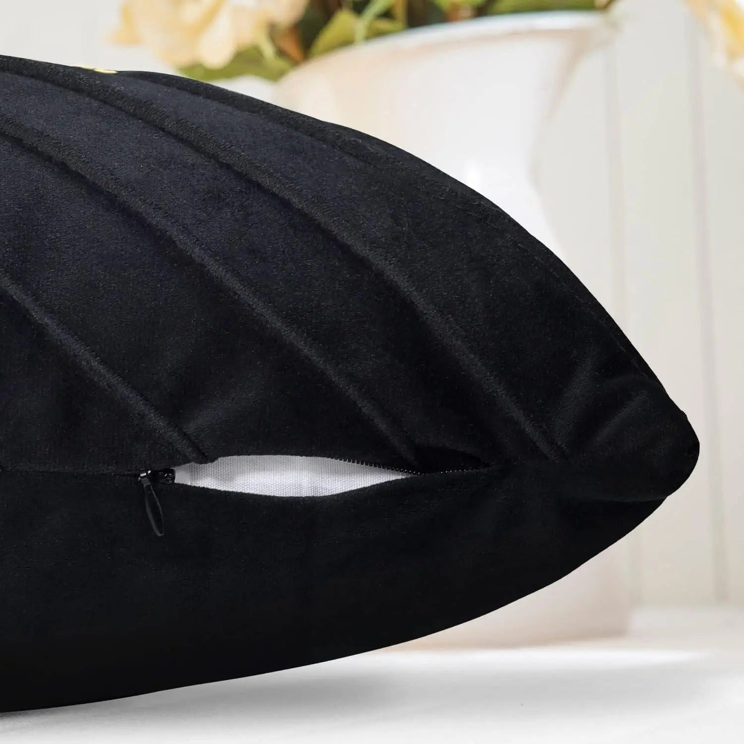Noir Élégance Cushion Cover - Luxurious Velvet Cushion Cover with Gold Sequins - Refine Your Interior