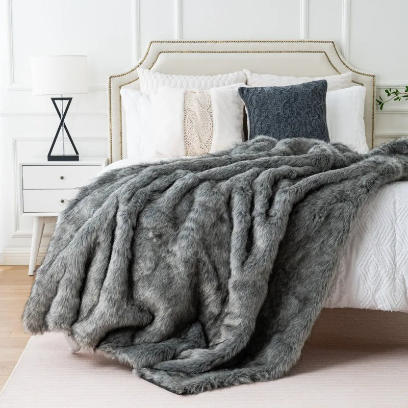 FauxFur Bliss – Luxury Synthetic Fur Blanket for Extra Comfort
