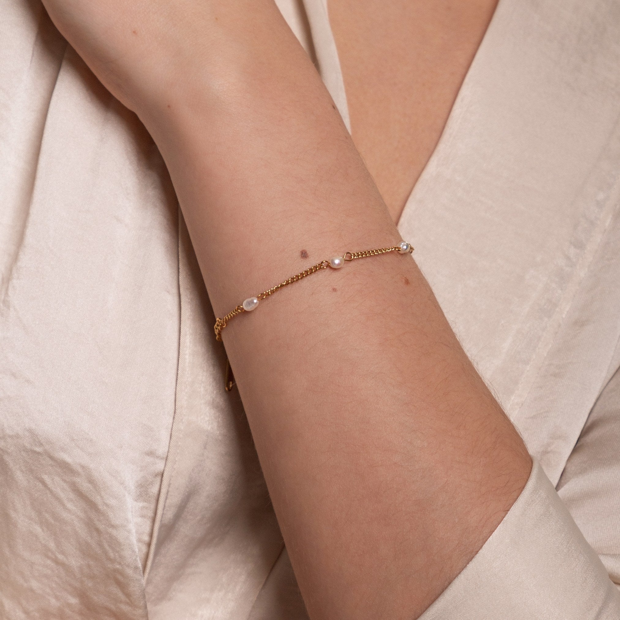 Elegant Amara Bracelet with Radiant Freshwater Pearls