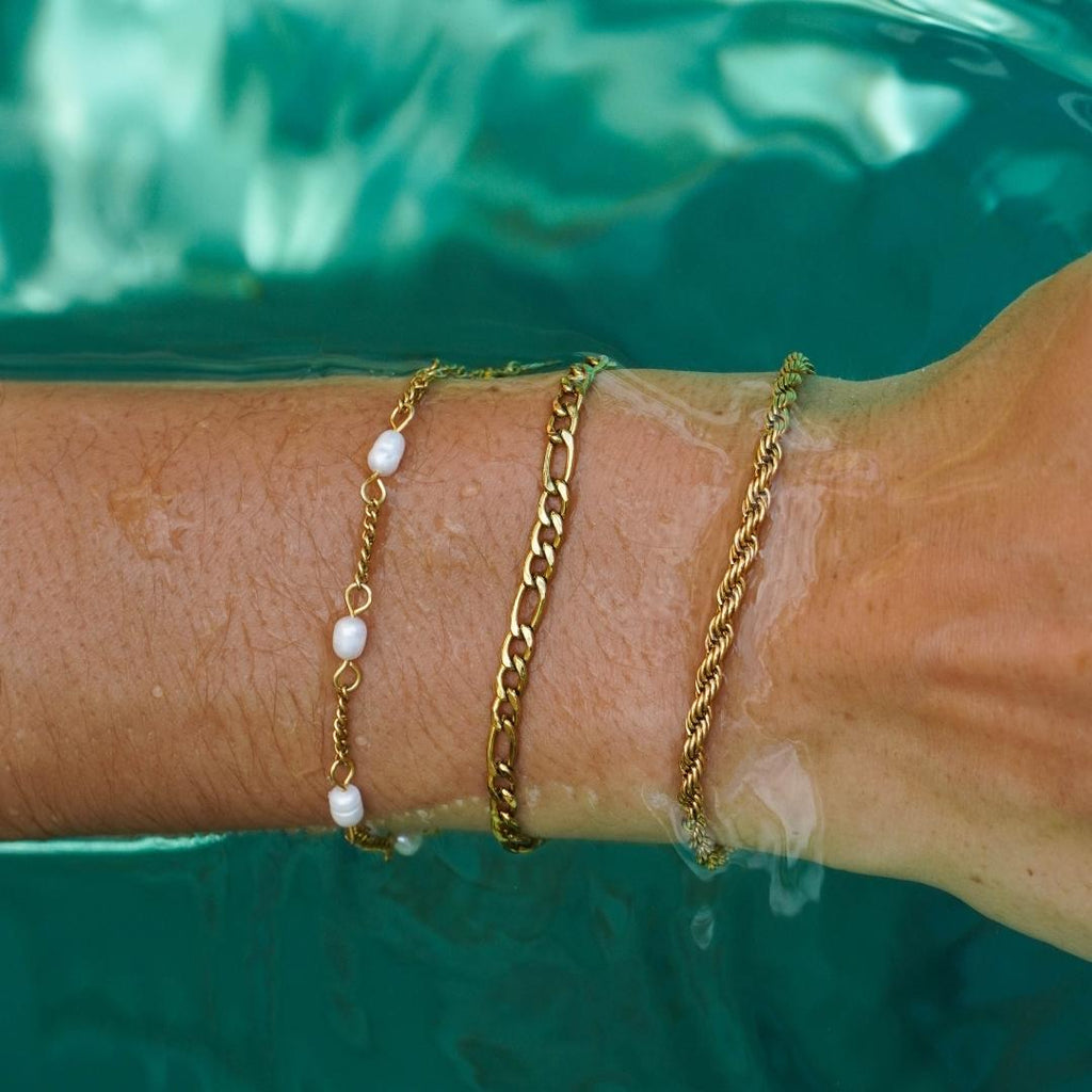 Elegant Amara Bracelet with Radiant Freshwater Pearls