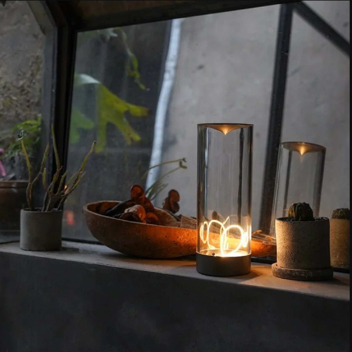 Shine - Elegant Cordless Table Lamp with Dimmable Lighting