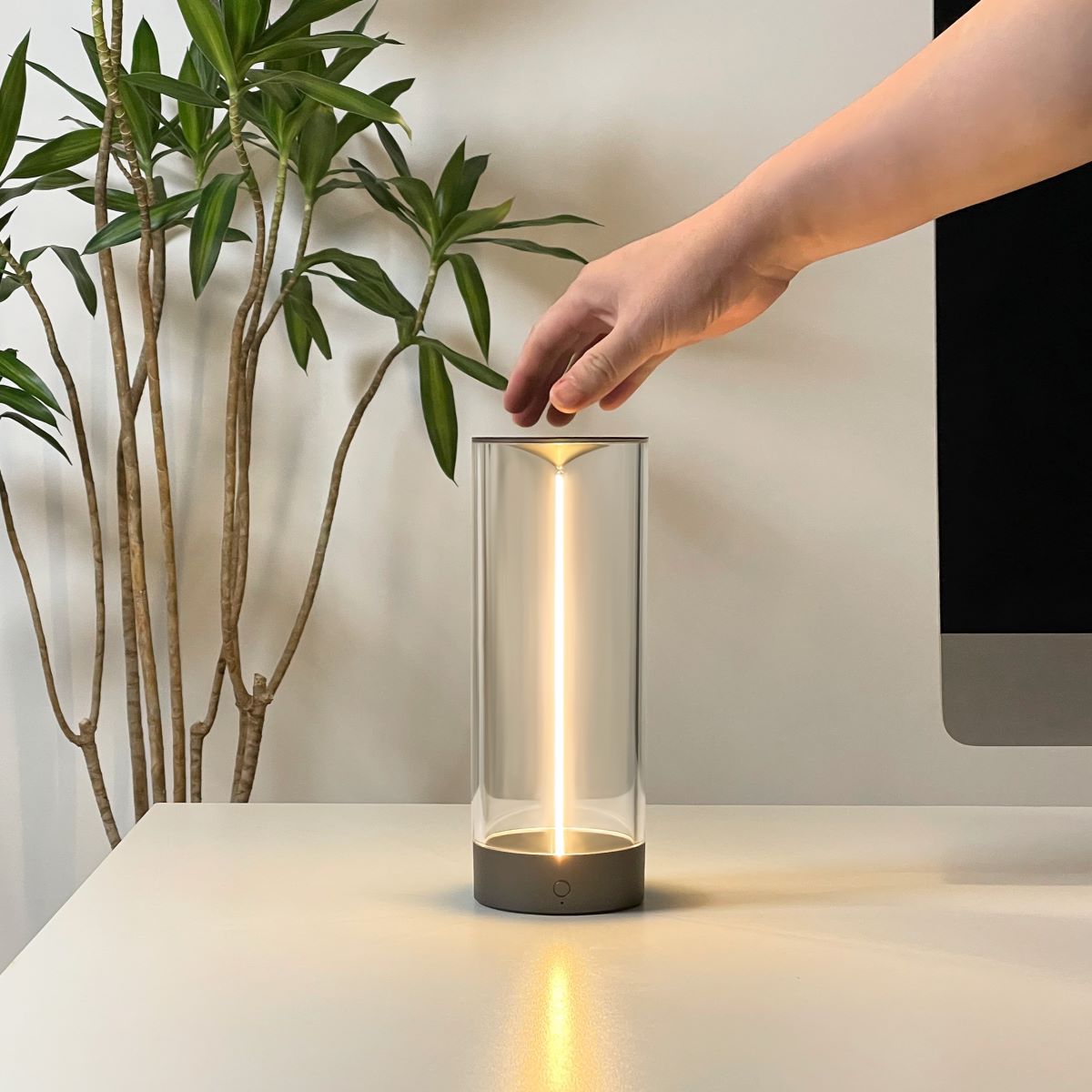 Shine - Elegant Cordless Table Lamp with Dimmable Lighting