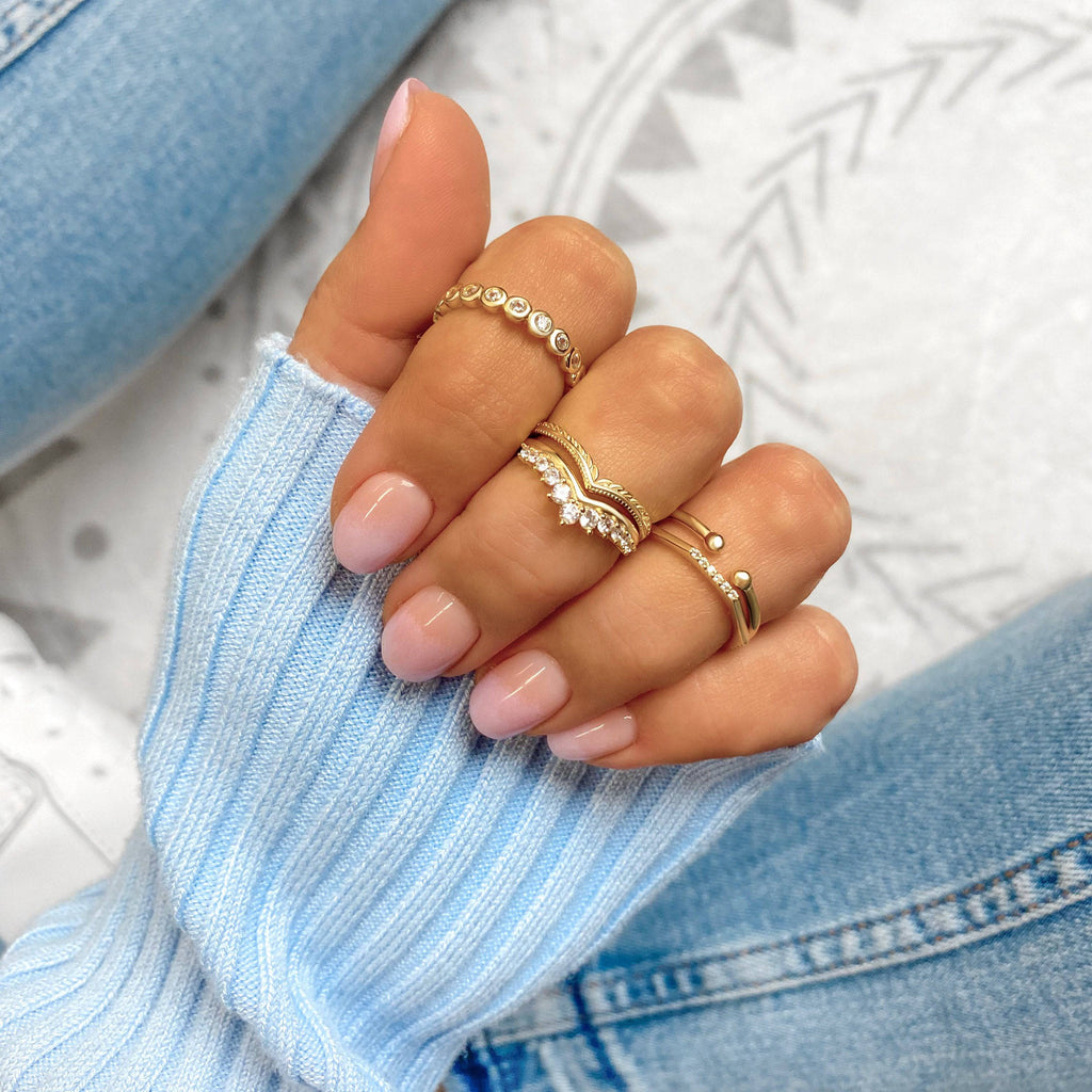 Elegant Vera Ring with Beautiful Leaf Motif