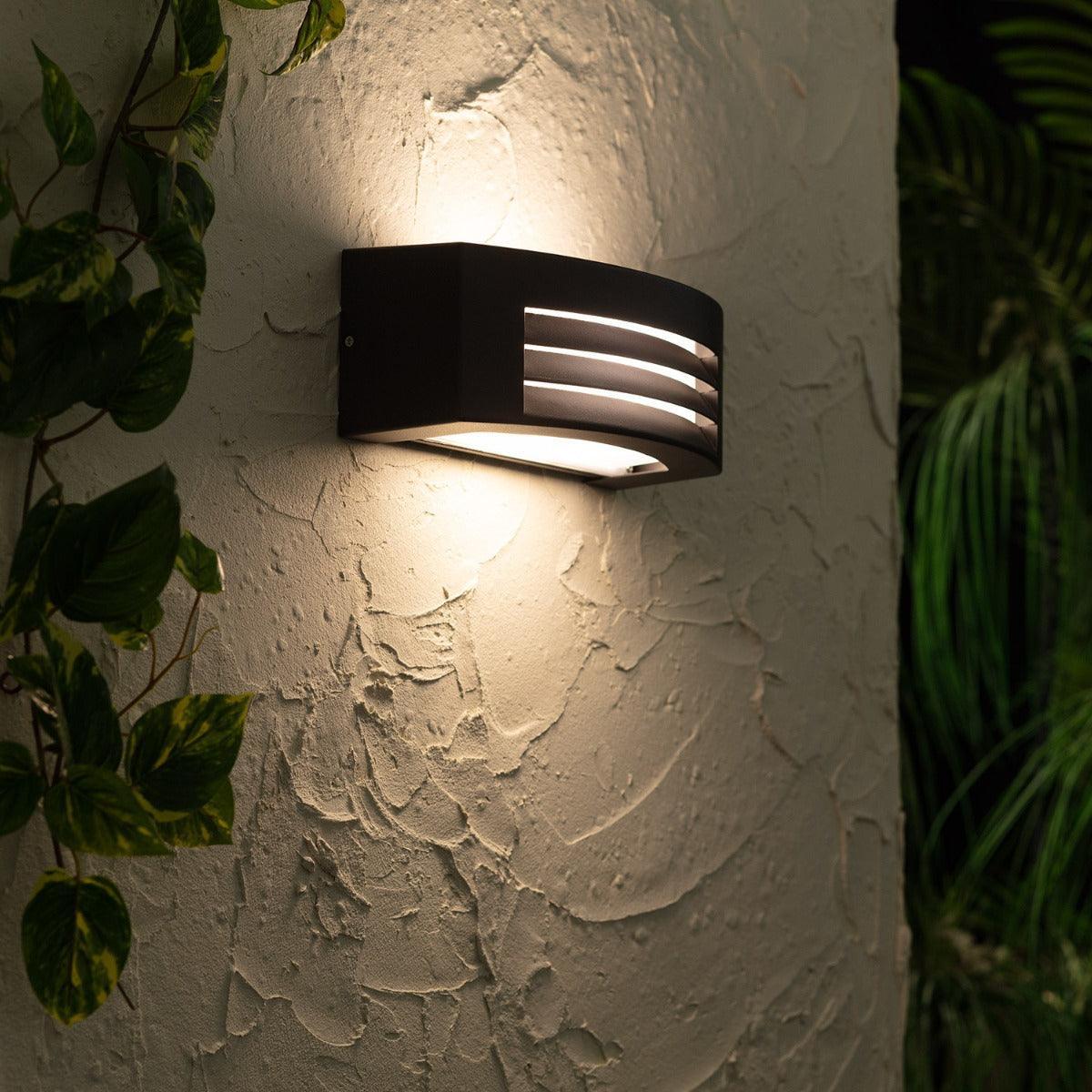GardaOutdoor Light – Robust Black Wall Lamp IP54